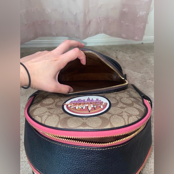 Court Backpack In Blocked Signature Canvas With Souvenir
Patches - Picture 5 of 8